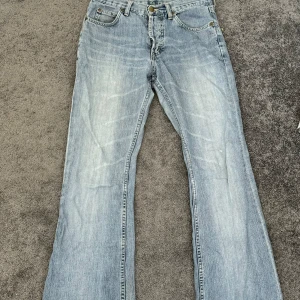 Lee jeans - Jeans från lee. De har ett litet hål bak men jättelätt att laga