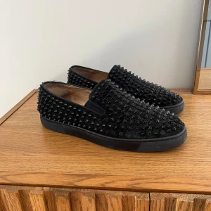 Louboutin slip-ons - ”Christian Louboutin Rollerboat” | Fint skick men några taggar är av (drygt 10 sammanlagt) | Skick ~ 8.25/10 | Storlek 44, normala i storleken | Allt og ingår (två dustbags, box, kvitto, kuvert, mindre dustbag. / Mvh