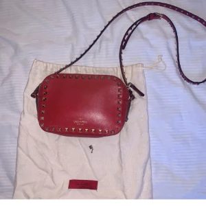 Valentino vöska - Super fin och cool väska från valentino. Säljer då den inte används längre😊 