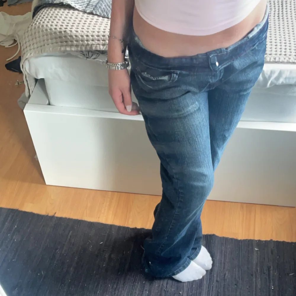 Lägger upp igen storlek 40 men väldigt små för de tror jag jag ör 157 tror de hade passat perfekt på nån som är 162 runt de ish upp till 165 och lite längre säljer då de inte andvänds tyvärr men skit snygga och inte något jeans alla har! Skriv vid❤️❤️. Farkut & Housut.