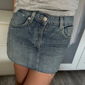 Zara mini skirt 🩵 - Skitsnygg perfekt mini jeanskjol!🤍 Endast använd en gång, nypris 379kr, perfekt skick och true to size! Brukar vanligen ha 34-36 i jeans, och den här var enligt mig på gränsen till för liten för mig🩷 Skriv för frågor eller fler bilder!