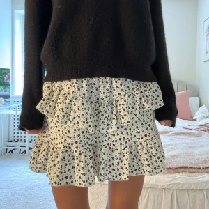 Blommig volang kjol😍 - Söt blommig volang kjol som köptes från Zara💞💞 Största storlek från barnstorlek fast är stretchig vid midjan så skulle nog passa XS/S💞
