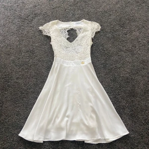 Vit klänning  - En otroligt fin vit klänning med spets och öppen rygg. Storlek XS men funkar även för S. Perfekt som studentklänning. Inga fläckar. 