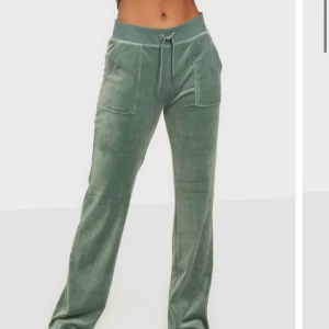 Juicy byxor - Jag säljer mina gröna juicy byxor i storlek xs. Byxorna har några små hål och kom privat för egna bilder. Köptes för 1119kr och säljes för 300 kr.