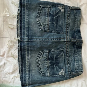 Jeanskjol  - En snygg jeanskjol som tyvärr är för liten för mig💕strl 25 jeansstorlek