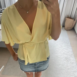 Gul topp - Superfin gul topp! Storlek M men passar både mindre och större då man kan knyta i midjan🙌🏼