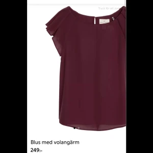 Slutsåld blus - Slutsåld vinröd blus med volangärm, köpt på lindex❤️aldrig använd, storlek 36/S❤️