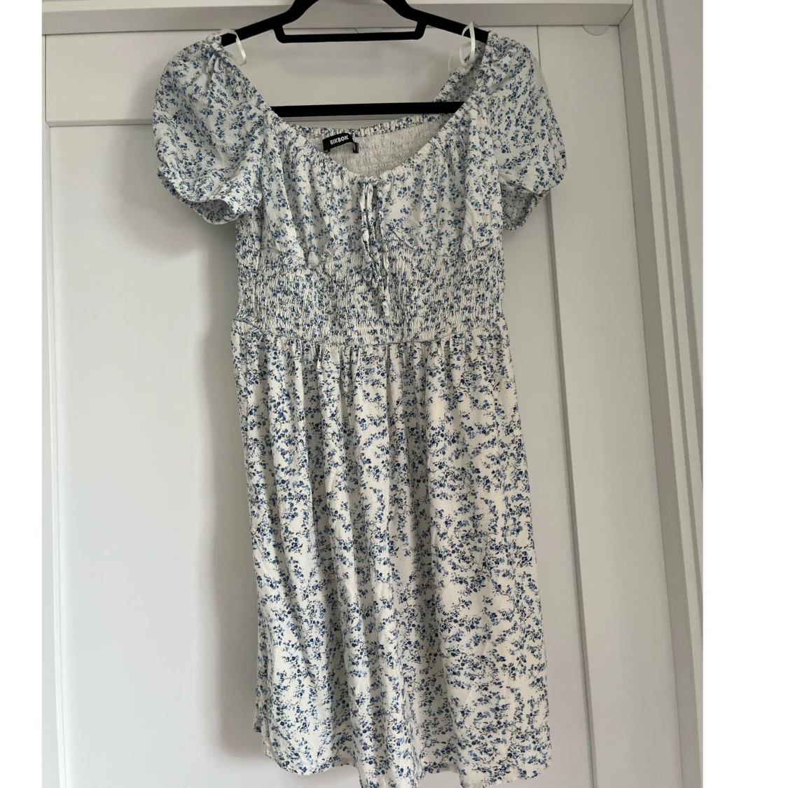 Blommig kort klänning