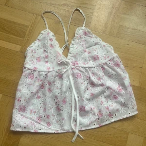 Fin topp - En jättesöt topp perfekt för sommaren💗priset kan diskuteras, lägg gärna prisförslag!  Bra skick men en liten smink fläck på bandet o på insidan av tröjan