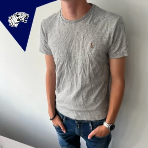 RALPH LAUREN T-SHIRT - Ralph lauren T-Shirt | Skick: 9/10 | Strl: Passar XS/S | Pris 299kr | Modellen är 180cm | Hör av dig vid frågor eller funderingar!