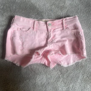 Rosa hollister shorts - Ett par jättefina rosa hollister shorts i topp skick💕💕 Strl w23 men sitter mer som en w24-25/xs💕 perfekta till skolstarten kolla i min profil för mer fina kläder💕