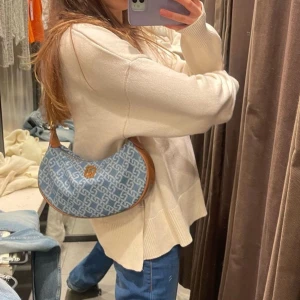 Denim väska - Säljer denna denim väska från Liu Jo ett italiensk märke, nypris är ca 1700kr har använt en gång och är i fint skick🙂💕