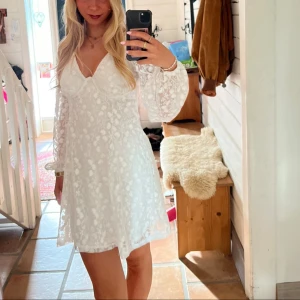 superfin studentklänning💌 - säljer min underbara vita klänning som är perfekt till studenten🤍💌 köpte den själv på plick och bara använd en gång!