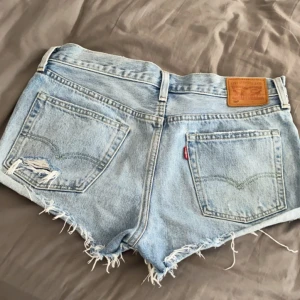 Nya lågmidjade Levis shorts🤍 - Säljer mina nya fina Levis shorts då dom tyvärr är för små för mig, köpta på plick för 450 kr, använda 2 gånger så som helt nya! Bara att skirva vid funderingar!🩷🩷