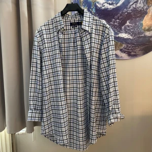 Rutig skjorta från Polo Ralph Lauren - Säljer en snygg rutig skjorta från Polo Ralph Lauren i storlek L. Skjortan är i bomull och har ett klassiskt rutmönster i blått, vitt och svart. Den har långa ärmar och knappar framtill. Perfekt för både vardag och fest!