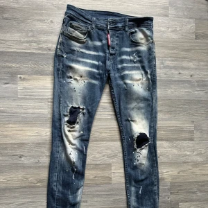 Ddquared2 byxor fått av min bror äkta - Säljer nu mina märkeskläder då jag inte orkar med problemen med att ha dom längre och allt e äkta har tyvär inte kvitton på allt kvar som jag säljer så känner man för att ta risken så kör annars orkar jag inte höra massa dröm priser!