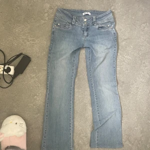 Lågmidjade Jeans - Ursöta jeans som jag säljer då de är för korta på mig! Mått🩷 Midjemått 38cm, Grenmått 19cm, Innerben 70cm
