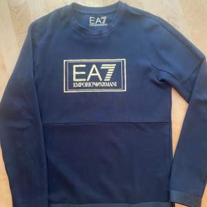 Sparsamt svart sweatshirt i storlek XS