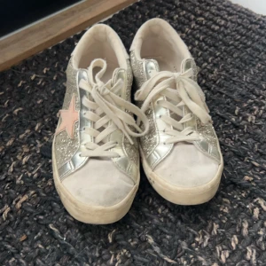 Skor - Säljer de här skorna då de aldrig kommer till användning❤️