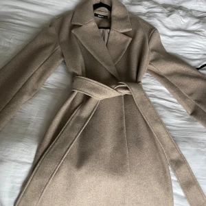 Gina Tricot beige kappa XS - Helt ny kappa, endast provat. Storleken är XS men passar S också. Skriv för fler info / bilder ✨ Köparen står för frakt🚚 📦 