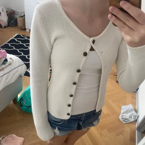 Vit kofta  - Vit kofta med svarta knappar. Jätte fin men kommer ej till användning.