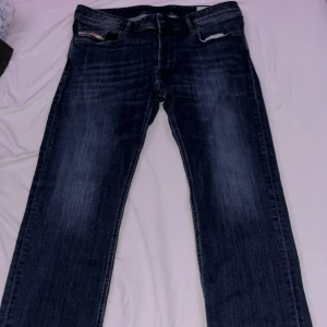 Diesel jeans - säljer dessa unika jeansen från diesel knappast använda fick dom av min brorsa men passade tyvärr inte finns i storlek 30 i längd 34 i bredd