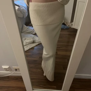 Stickad kjol - Jätte fin beige/vit stickad kjol från Gina Tricot. Slutsåld på hemsidan. Aldrig använd. 250 kr + frakt  