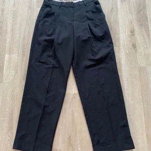 Kostymbyxor  - Fina kostymbyxor som jag inte passar eller är min stil längre då dem är väldigt loose. Dem är rätt mid Waist skulle jag säga men man kan ha dem lågmidjat med! 