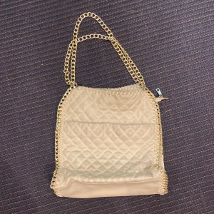 Väska Tiamo - Säljer denna väska från Tiamo! Inte säker på vilken storlek men möjligen M, kom privat för mått. Pris kan diskuteras 