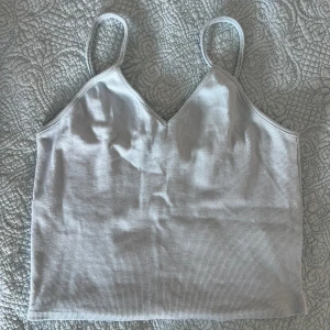 Monki topp - Topp/ linne från monki. Köpt för ca 3/4 år sedan. Använd fåtal gånger. Stretchight material så skulle passa M med. Skriv privat för fler bilder.