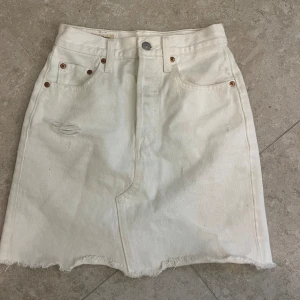 Levis jeanskjol - Vit jeanskjol från Levis. Storlek 23 vilket jag skulle säga motsvarar en xxs/xs.