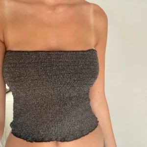 Glittrig tubtopp - Från början en oneshouldertopp från bok bok som jag sytt om❤️