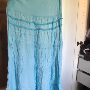 Blue maxiskirt - Blå maxikjol som sitter lågmidjat