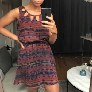 Mönstrad klänning - Mönstrad klänning i bruna nyanser, storlek S. Från märket Alice Moon, köpt på Nasty Gal. Fint skick!