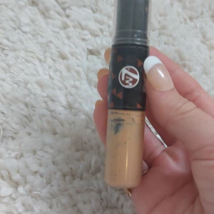 Normal brozer  - Köpt för ett år sen välanvänd tror den kosta 75 kr  Det är en higliter åxå fast den är transig skriv vid intresse 