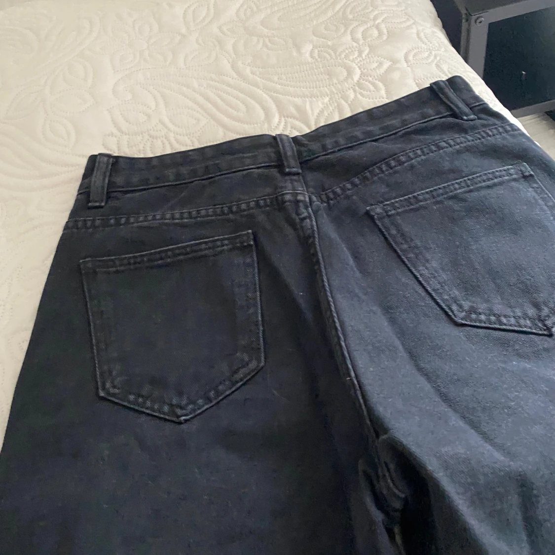 Svarta jeans med slitningar - 90