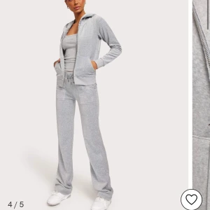 Juicy couture mjukisset  - Pris avser för båda delarna. Byxorna i sämre skick, tröja gott skick.