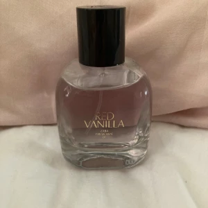 Zara parfym - Säljer denna parfym från zara som innehåller 90 ml. Använd ett fåtal gånger så skulle säga att det är ungefär 95% kvar i flaskan. Säljer då den luktar gott men passade inte mig 💞