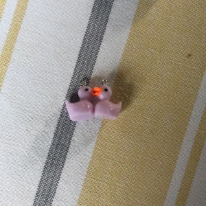 Lila ankor örhängen  - Säljer detta jätte söta ank paret i örhängen, kontakta för mer information!💖