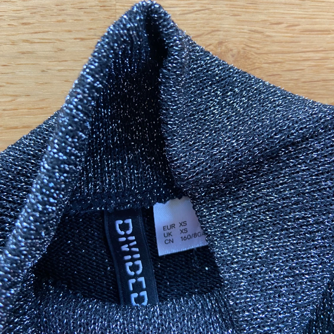 Glittrig polotröja från Divided - 91