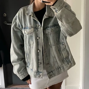 Jeansjacka  - Så snygg jeansjacka från hm i fint skick💞