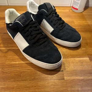 Valentino Flycrew - Hej! Säljer mina Valentino Flycrews i färgen marinblå eftersom de inte kommer till användning längre. Alla nitar sitter kvar. Dustbags medföljer. Cond: 8/10 Pris: 4500 Strl: 44