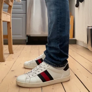 Gucci ace - Säljer dessa Gucci ace i en ovanligare färg-skick 6/10,finns mindre defekter-storlek 42-nypris 8200. Endast skorna medkommer vid köp!