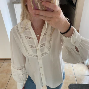 Vit blus  - Vit blus ifrån Zara. Använd ett fåtal gånger.  