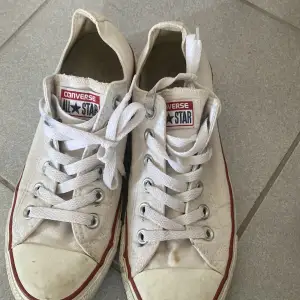 Säljer ett par vita Converse All Star sneakers i storlek 37/38. Skorna är välanvända med några fläckar och slitage, men fortfarande bekväma och snygga. 