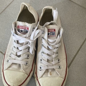 Vita Converse All Star sneakers - Säljer ett par vita Converse All Star sneakers i storlek 37/38. Skorna är välanvända med några fläckar och slitage, men fortfarande bekväma och snygga. 
