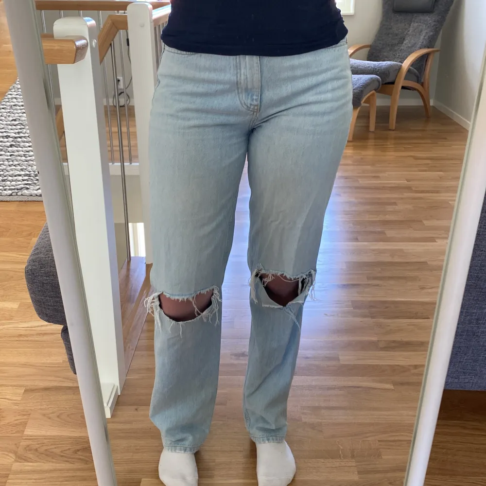 Ett par högmidjade ljusblåa jeans. De är i perfekt skick, förutom att de har lite defekter vid benöppningen(bild 4). Jeans & Byxor.