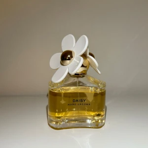 Marc Jacobs  - Marc Jacobs Daisy EdT 100ml  Förvarad i svalt rum 