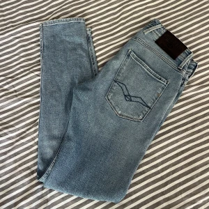 Replay Anbass jeans  - Replay Anbass jeans i färgen blå. Storlek 31/32. Nyskick, inga skavanker som helt nya. Nypris 1599kr, köp för 499kr. 