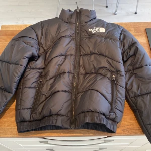North Face vinter jacka - North face jacka i princip helt ny! Använd Max 3 gånger. Nypris runt 2 000kr. Passar nog både S och XS men str är S. Säljs pga att den aldrig kom till användning, pris kan diskuteras.  För fler frågor kontakta gärna.  